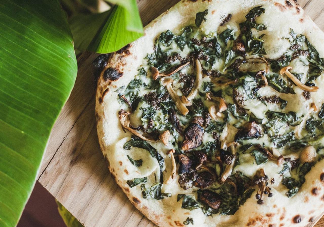Potato Head Suites & Studios Seminyak  Ngoại thất bức ảnh A spinach and mushroom pizza