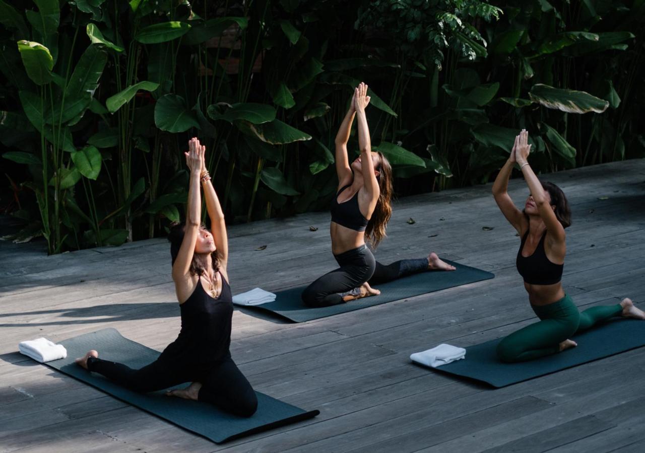 Potato Head Suites & Studios Seminyak  Ngoại thất bức ảnh A yoga class in Bali, Indonesia