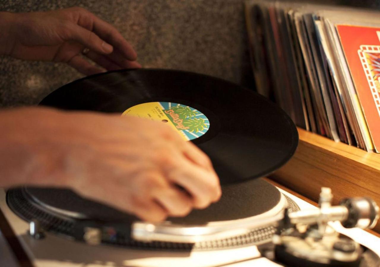 Potato Head Suites & Studios Seminyak  Ngoại thất bức ảnh A record being placed on a turntable